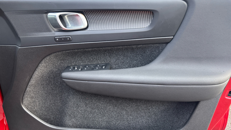 Volvo XC40 2.0 B4P Plus Dark 5dr Auto Petrol Estate